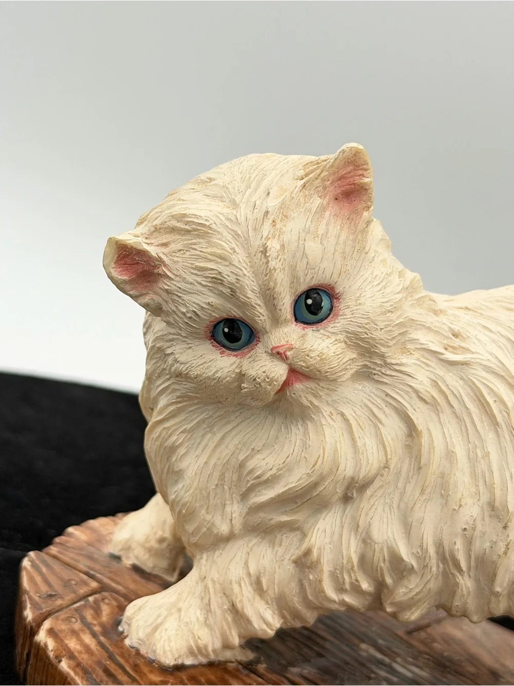 Vintage 1980s Persian Kitten Cat Figurine w Mouse Resin Shelf Decor 6.5”